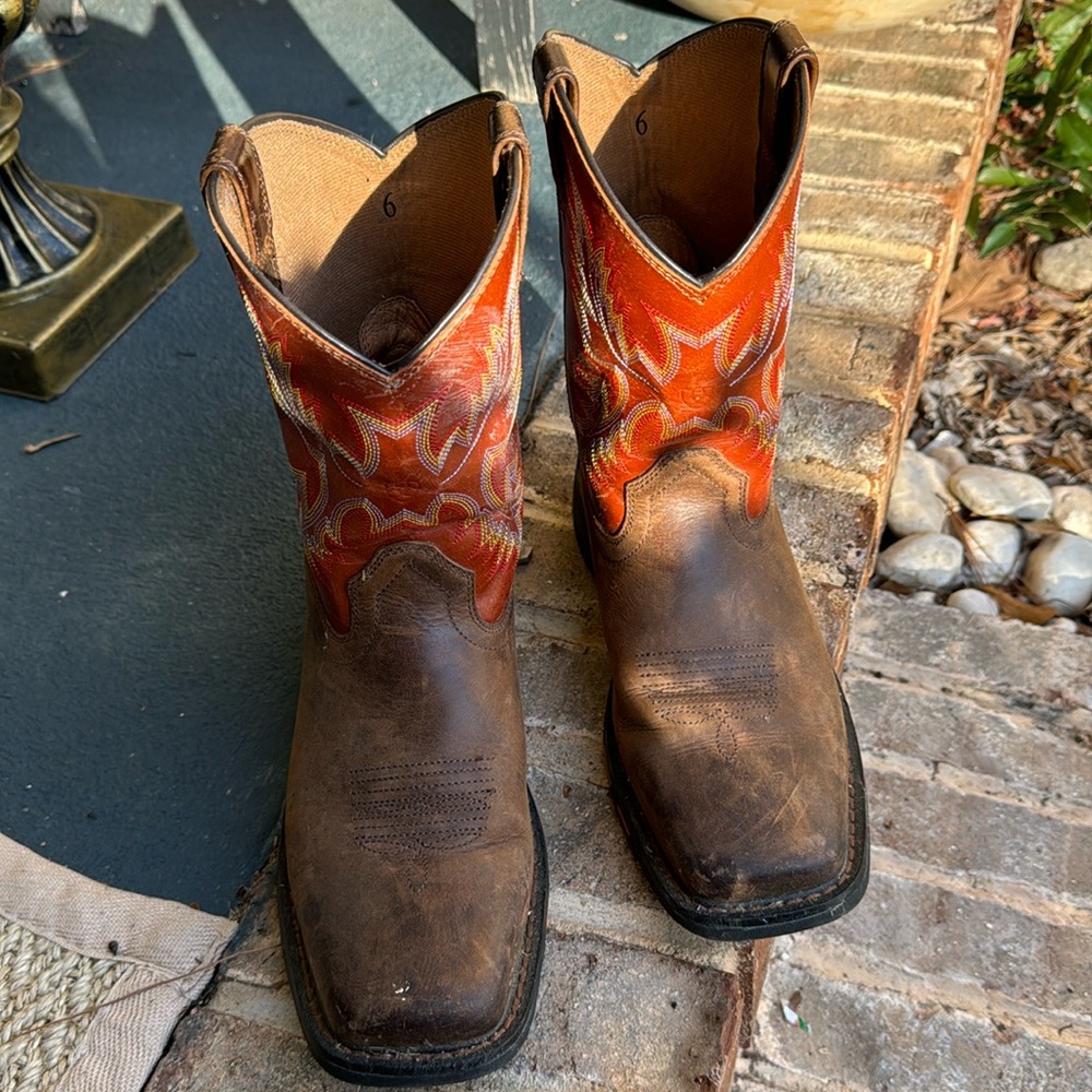 Arita‎ boots size 6
